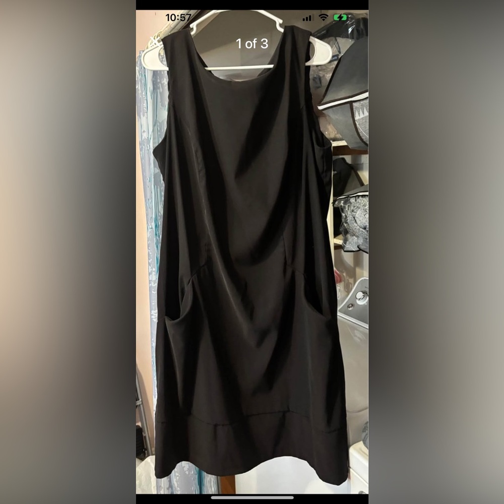 Black sleeveless dress w/pockets